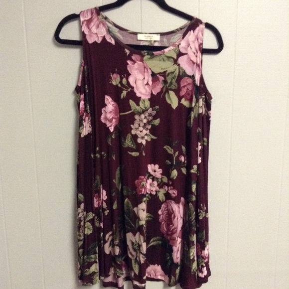a.gain Tops - NWT Beautiful Cold Shoulder top 1X